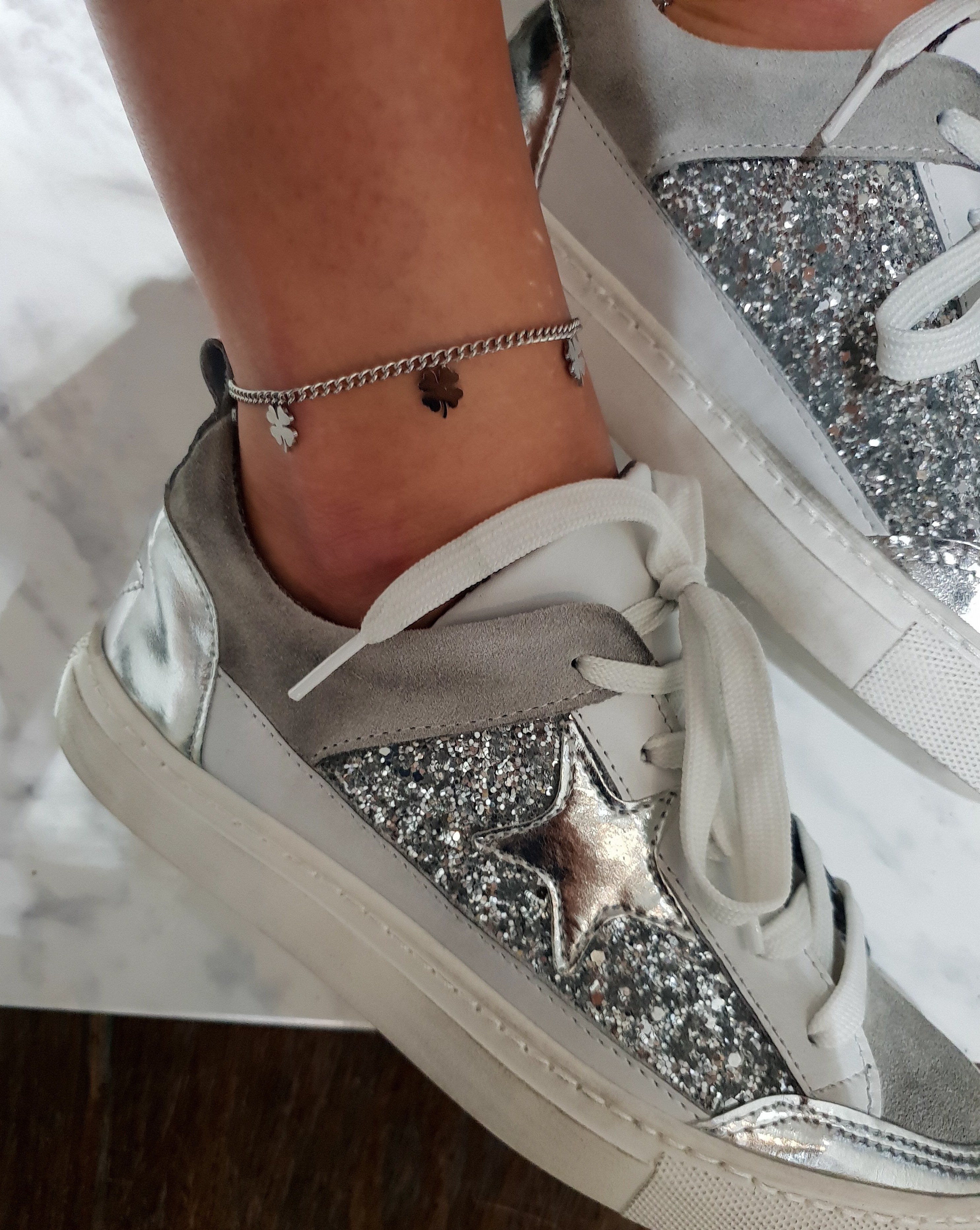 Armband für das Bein mit Kleesymbolen