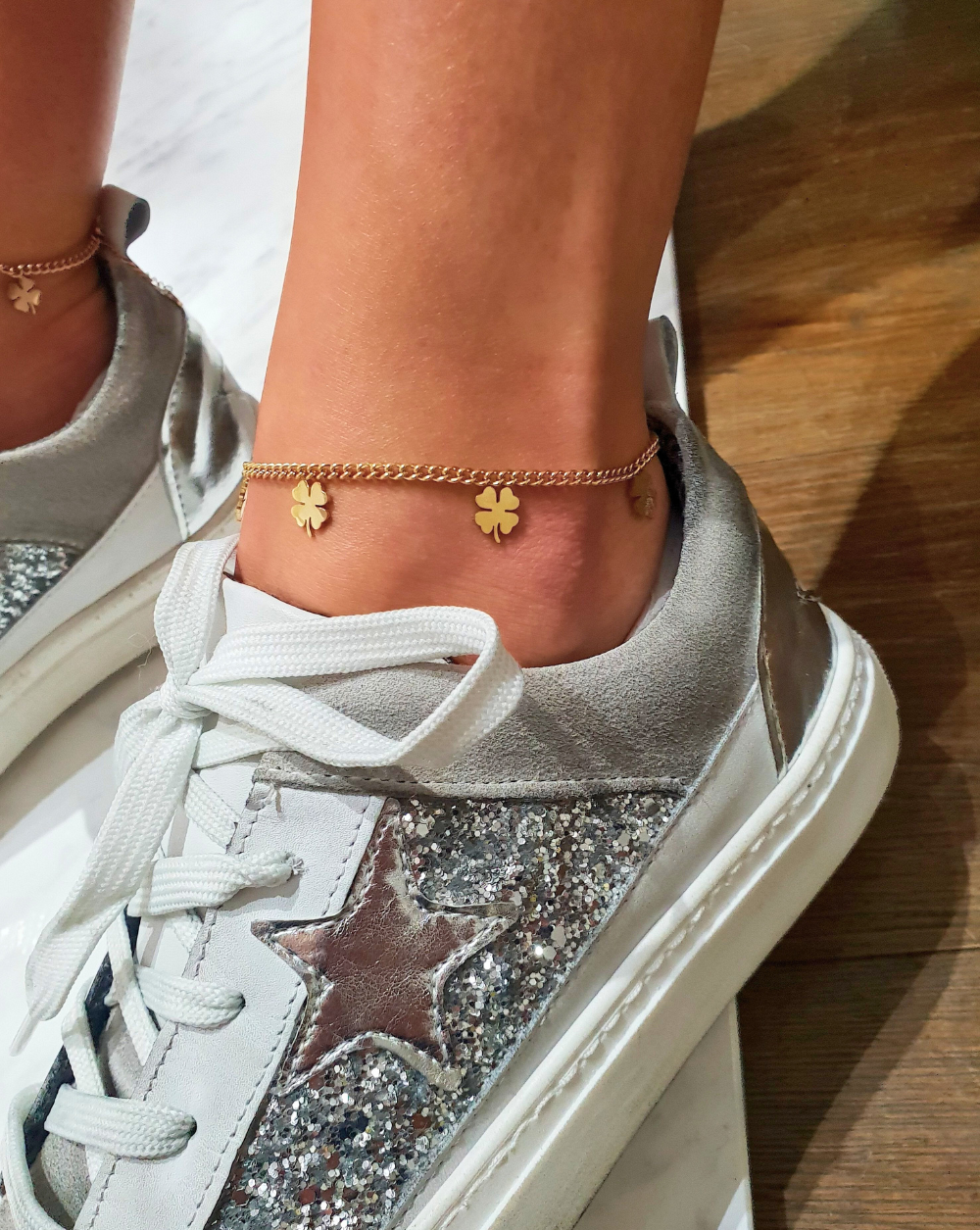 Bracelet for the leg with Clover symbols
