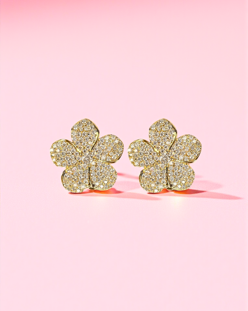 Clip-On Ohrringe BLOSSOM mit Blumenmuster und Pavé-Glanz. Chic, bequem und perfekt für einen glamourösen Look. Patrizia Ljubljana.