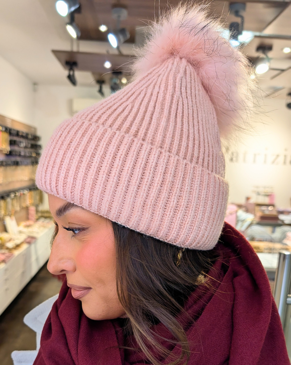 COSY Mütze aus weichem Strick mit rosa Pelzbesatz - Trgovina Patrizia Ljubljana