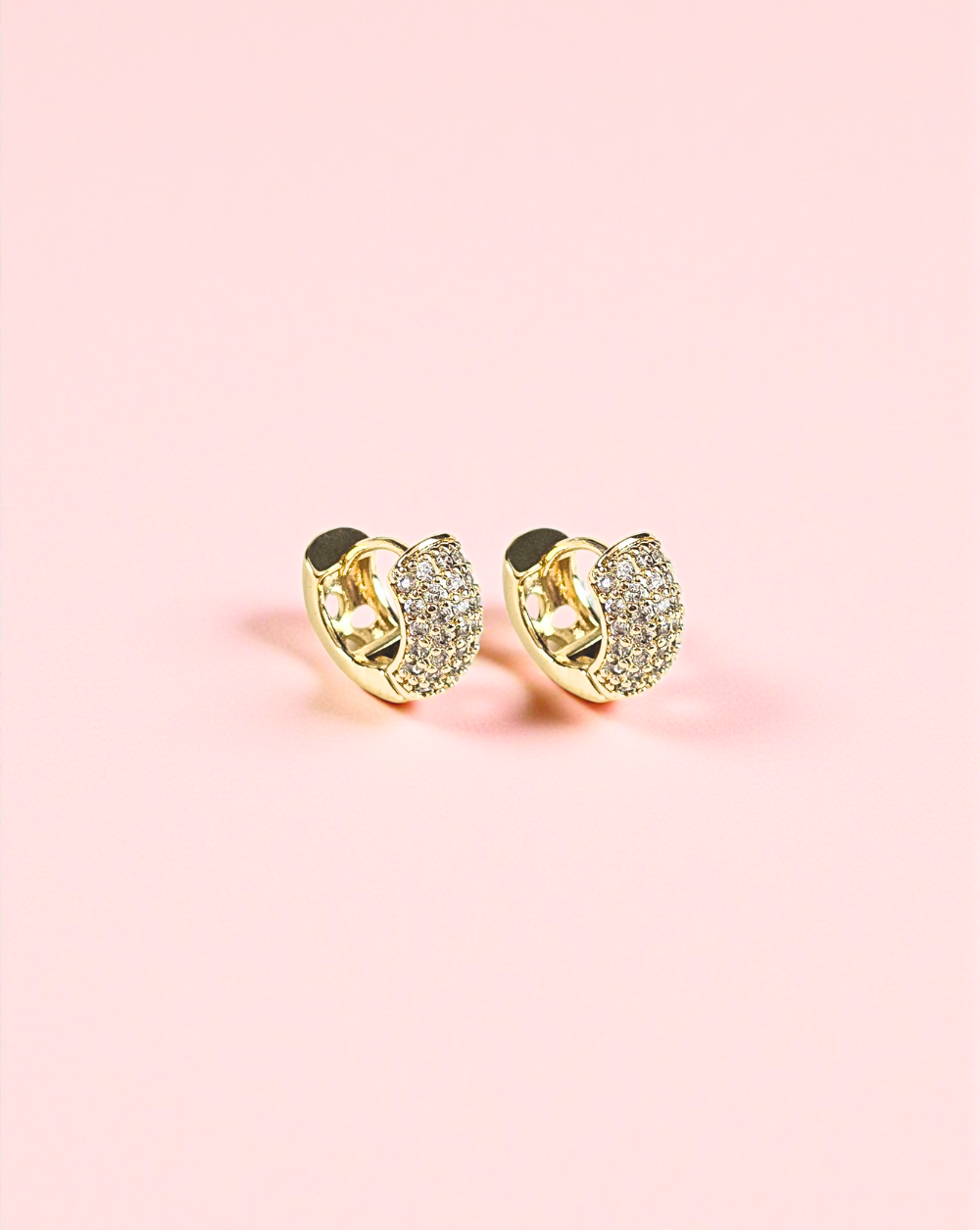 Glänzende, mit Pavé-Kristallen besetzte Mini-Huggies. Purer Chic für jeden Tag - klein, funkelnd und immer topaktuell. Trgovina Patrizia Ljubljana Trgovina Patrizia