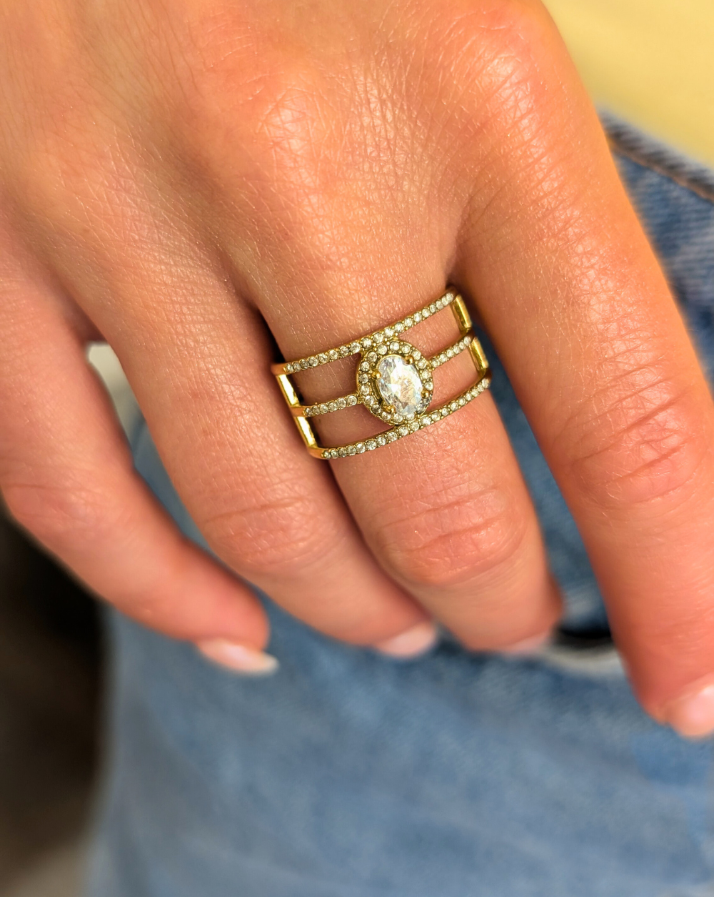 Ring mit drei Reihen von Kristallen und einem ovalen Stein in der Mitte - ein glamouröses Stück von Patrizia Ljubljana.