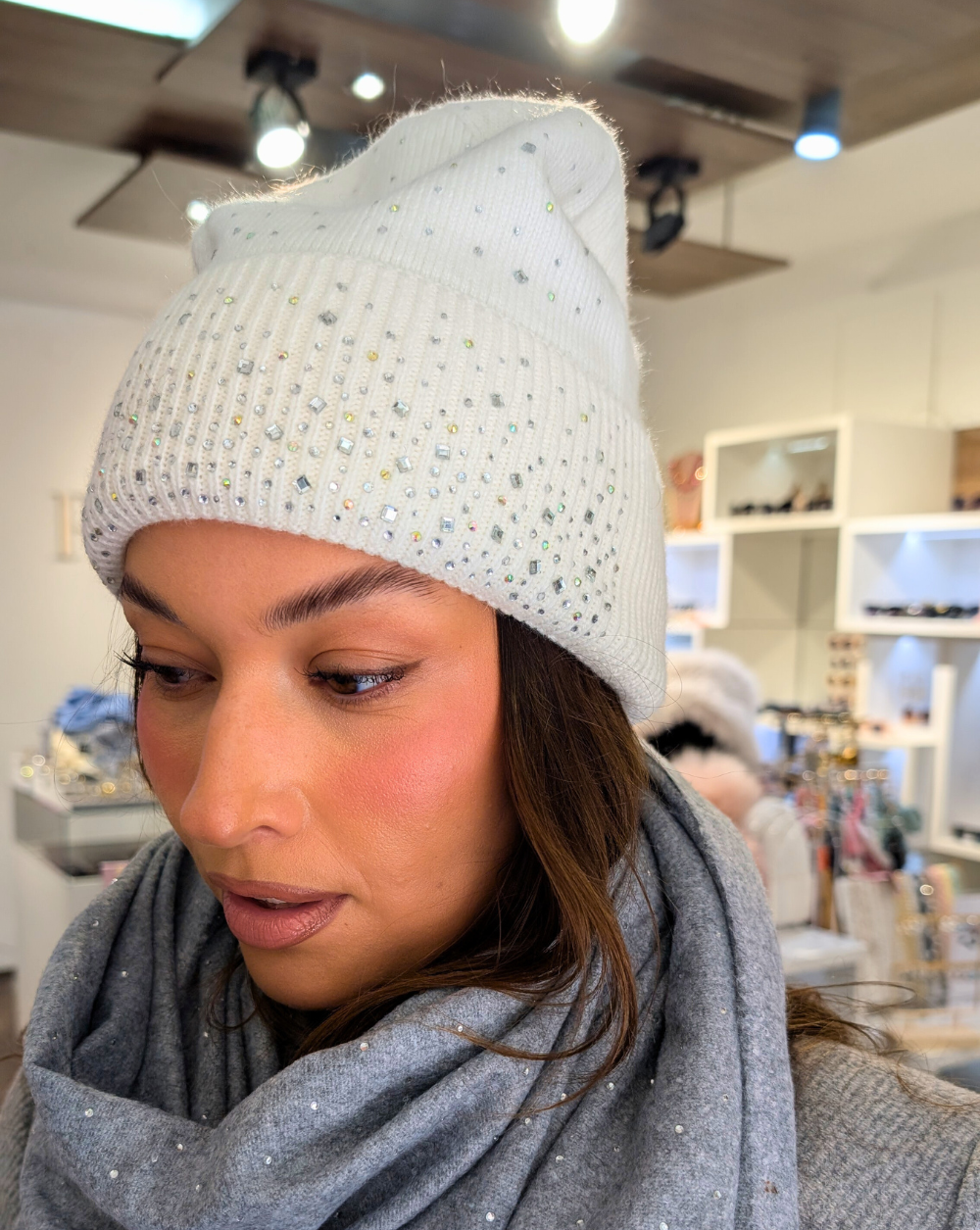 CRYSTALS Mütze mit Kristallen in Weiß - Trgovina Patrizia Ljubljana