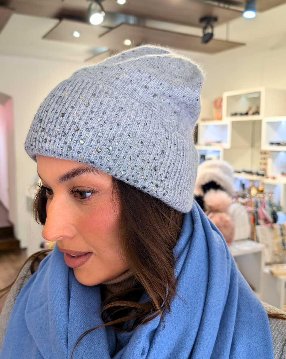 CRYSTALS Modekappe mit winzigen Kristallen besetzt - Trgovina Patrizia Ljubljana