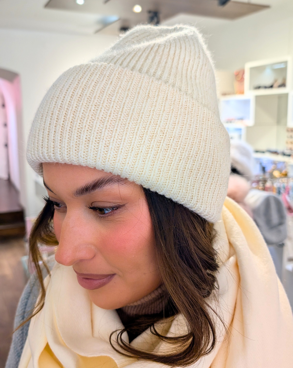 SHINE Mütze mit glänzenden Fäden in Creme - Trgovina Patrizia Ljubljana