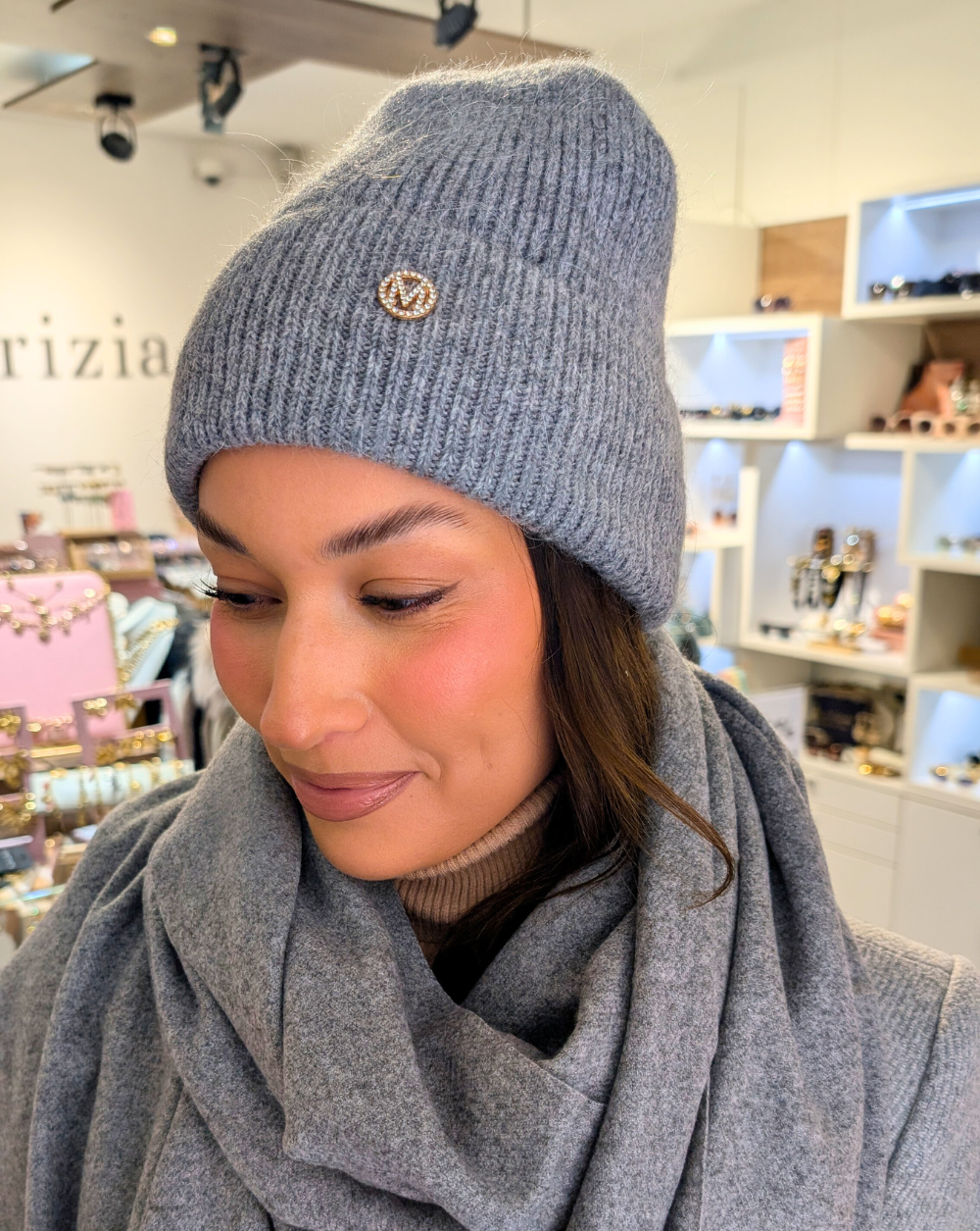 WINTER CHARM Mütze aus weichem grauem Strick mit goldenem Emblem - Trgovina Patrizia Ljubljana