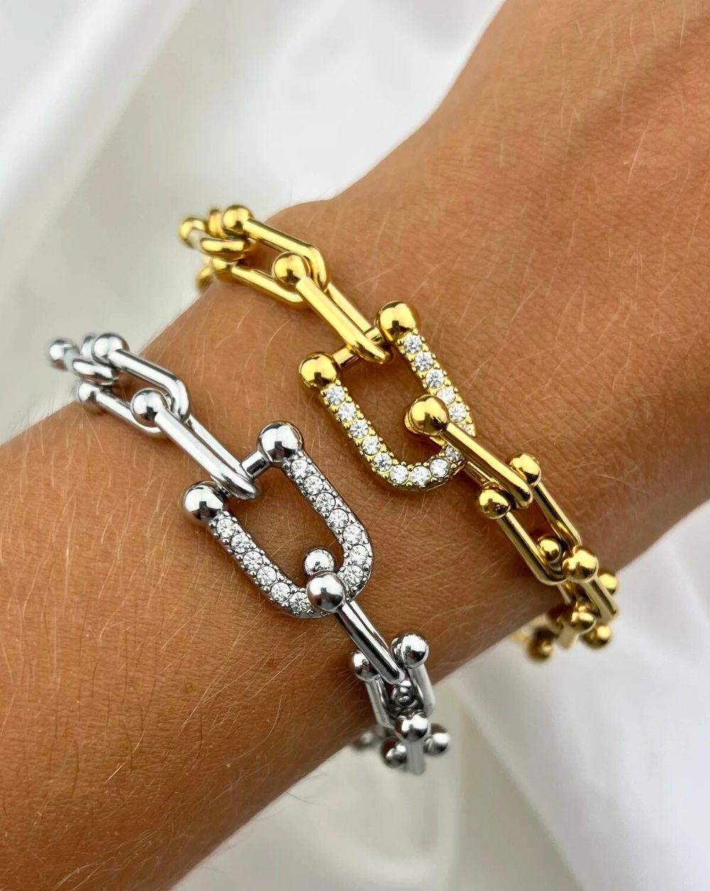 Armband PAVÉ LINK aus Edelstahl mit Pavé-Gliederartikel, abgebildet am Handgelenk des Models - Trgovina Patrizia Ljubljana.