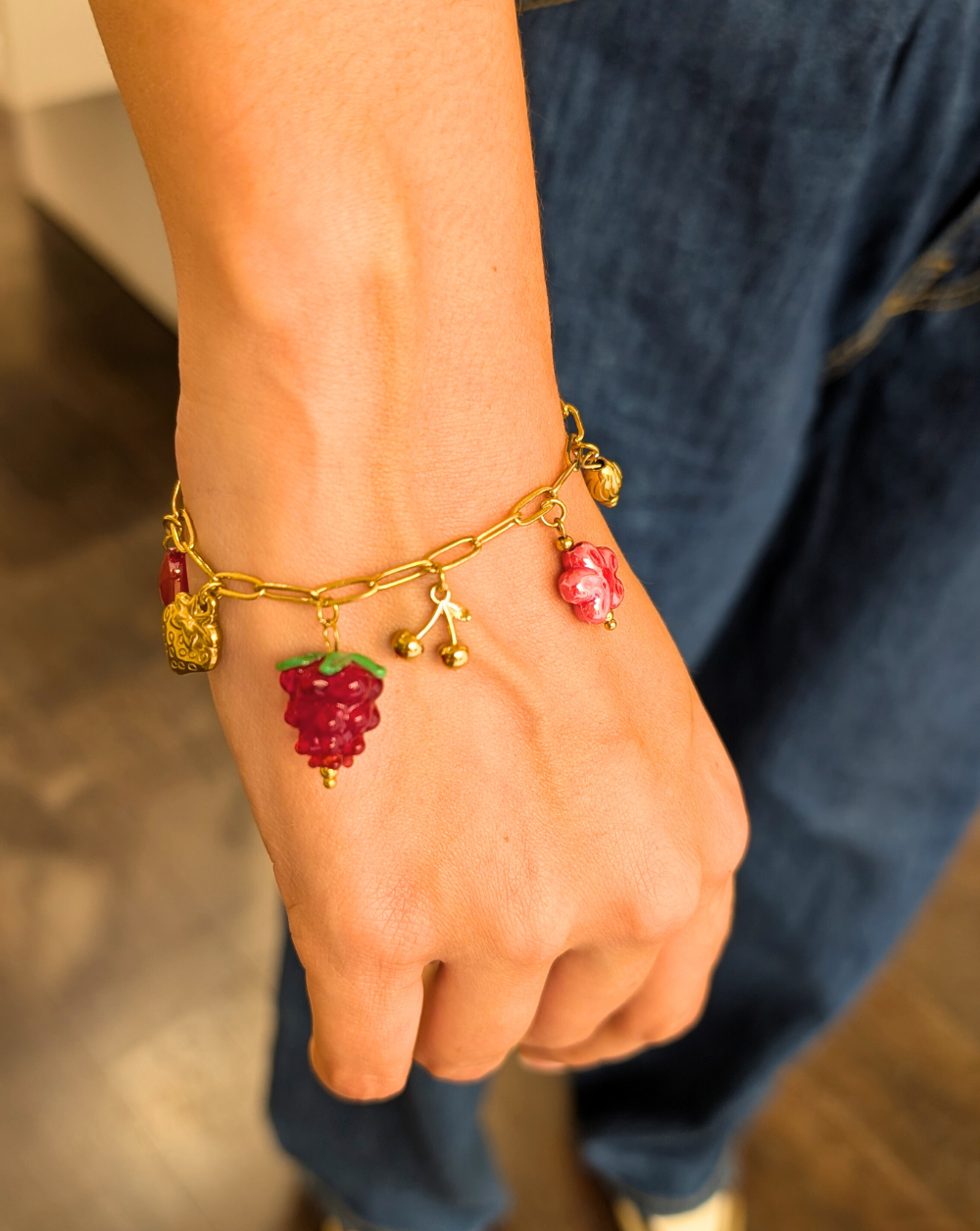 Modna narukvica s privjescima BERRY CHARM