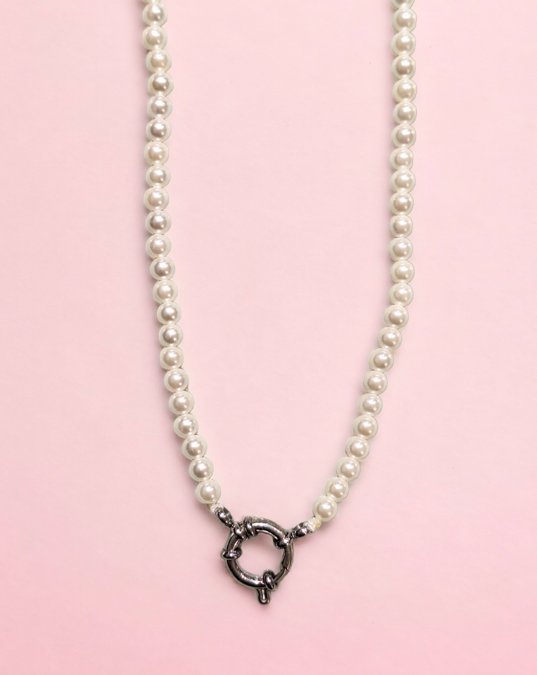 Thin necklace with pearls