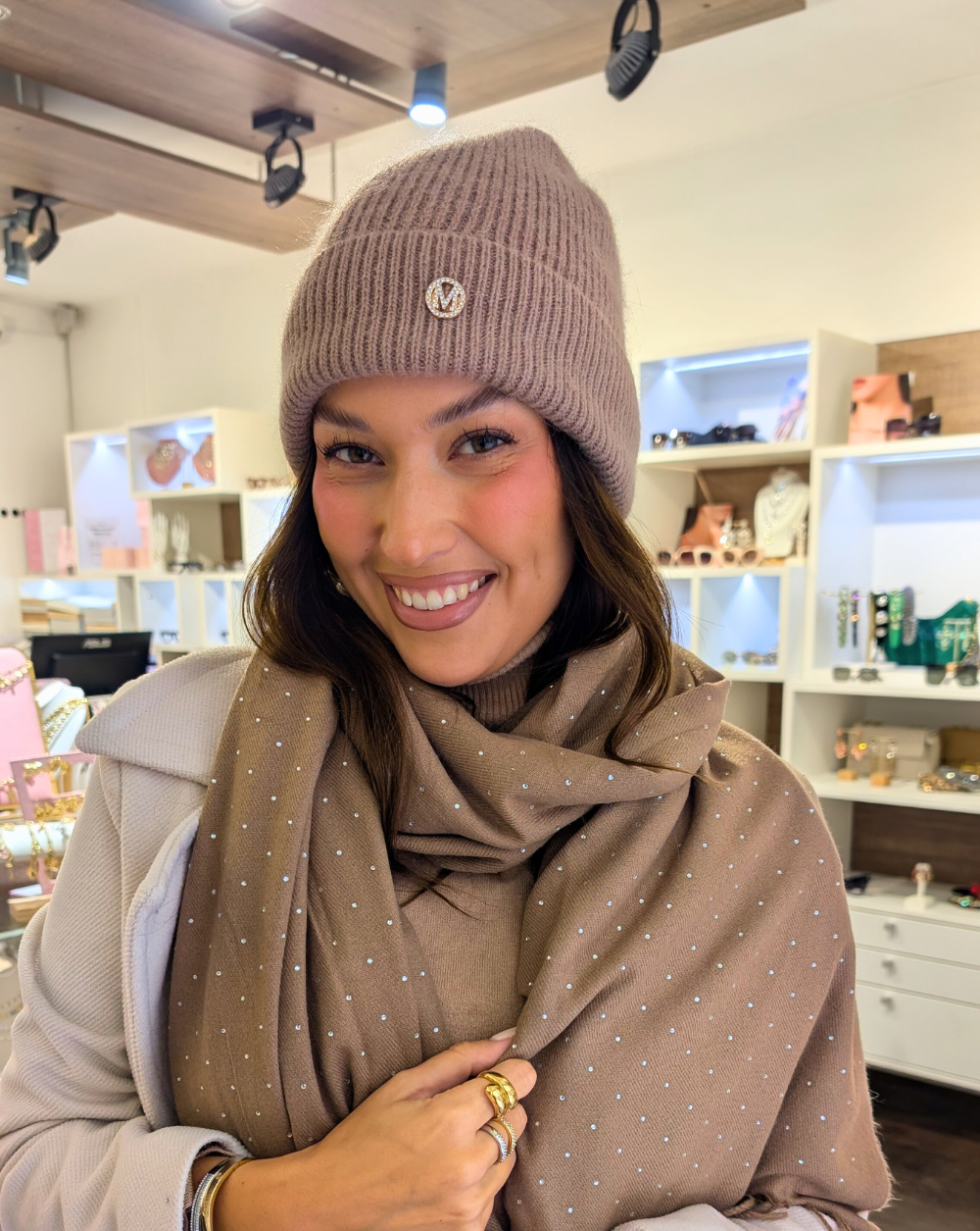 Hut WINTER CHARM aus weichem Taupe-Strick mit goldenem Emblem – Trgovina Patrizia Ljubljana
