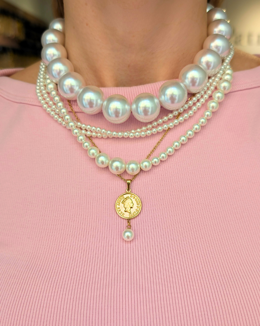 Lagenlook mit Perlenketten und einer Münz- und Perlenkette - Modedetails von Patrizia Ljubljana.