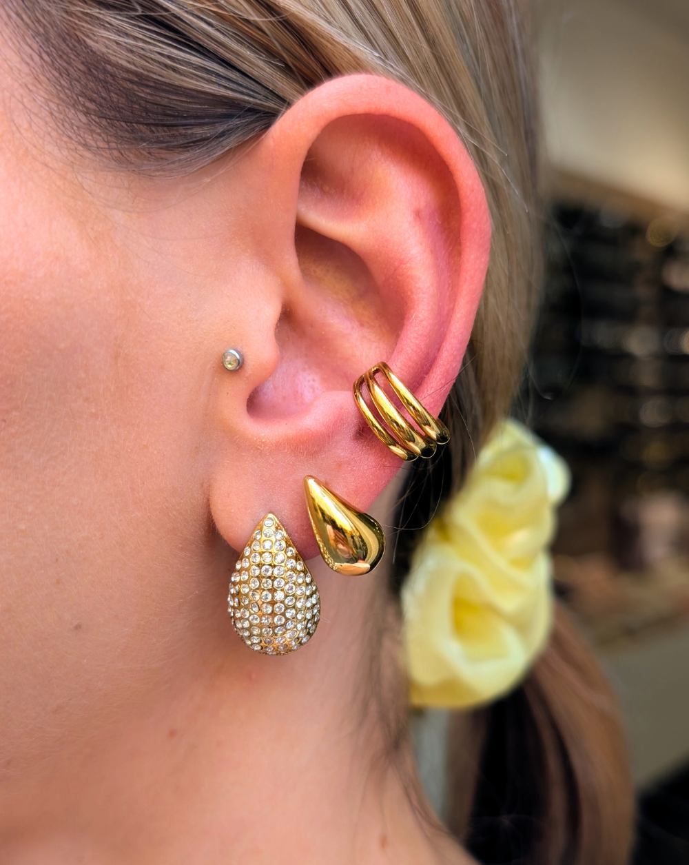 Bleščeča solzica s kristali, sijoče kapljice in minimalistični ear cuff v zlati barvi – popoln miks za moden, drzen earstack iz kolekcije Patrizia Ljubljana.