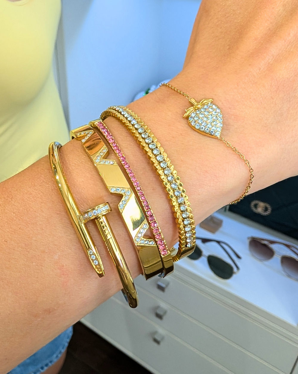Buntes Styling von Armbändern und Ringen in Gold, mit funkelnden Kristallen, Herzen und geometrischen Motiven - Modekombinationen von Patrizia Ljubljana.