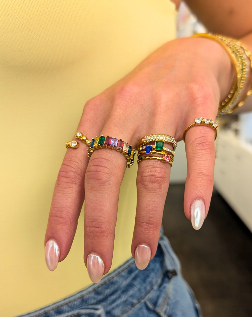 Eine modische Kombination von mehreren Ringen mit farbigen und transparenten Kristallen an der Hand - aus der Kollektion Patrizia Ljubljana.