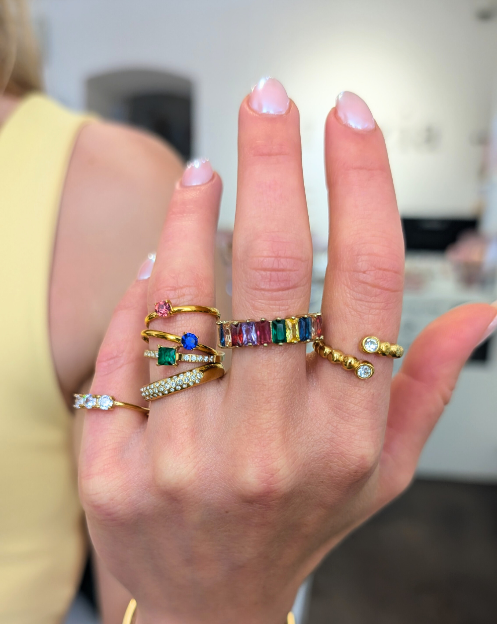 Eine modische Kombination von mehreren Ringen mit farbigen und transparenten Kristallen an der Hand - aus der Kollektion Patrizia Ljubljana.