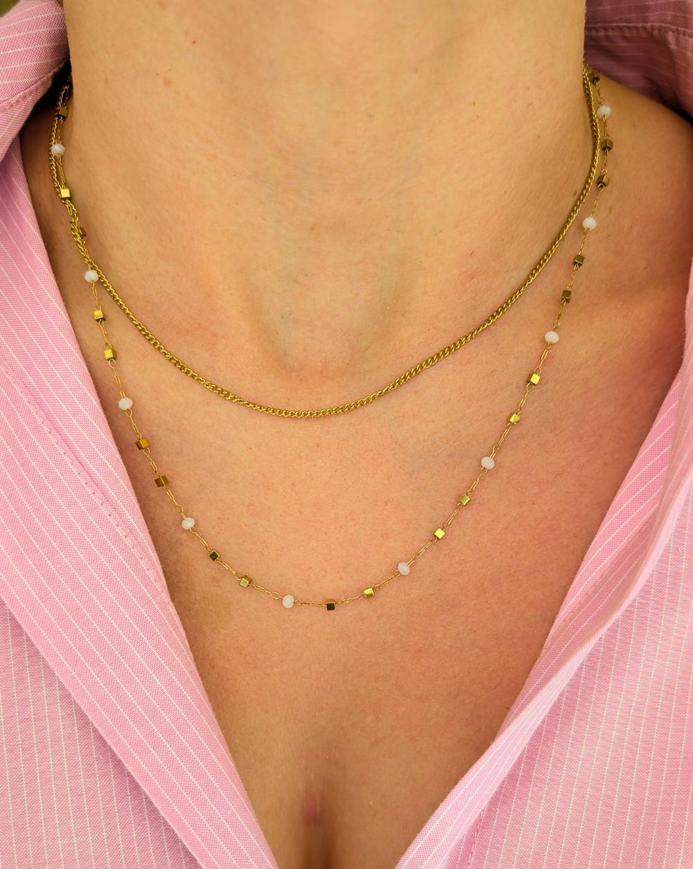 Doppelte Halskette mit einer Kombination aus zarter Kette und winzigen Perlen und quadratischen Golddetails - aus der Kollektion Patrizia Ljubljana.