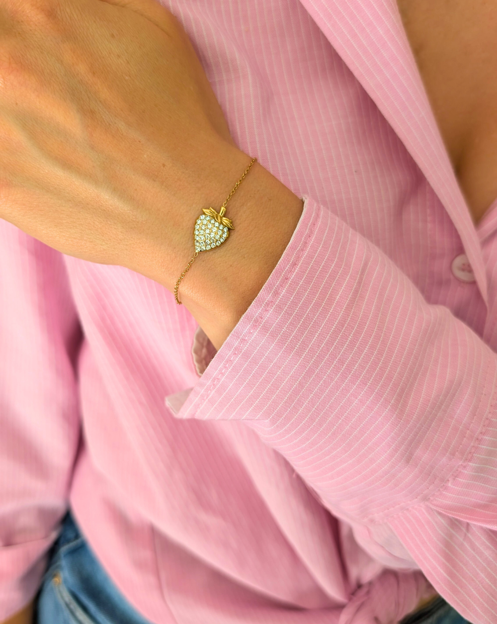 Gold Armband mit Erdbeerkristall-Anhänger und Blatt-Details - ein verspieltes und elegantes Stück aus der Kollektion Patrizia Ljubljana.