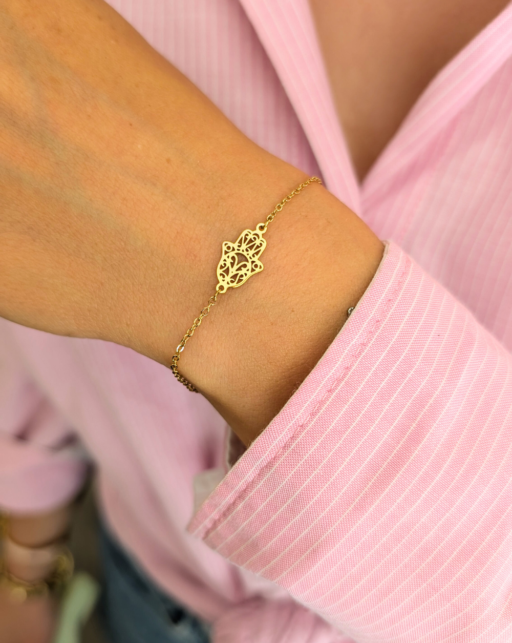 Gold Armband mit dem Hamsa-Symbol in filigranem Design an einer dünnen Kette - ein eleganter Schutz von Patrizia Ljubljana.