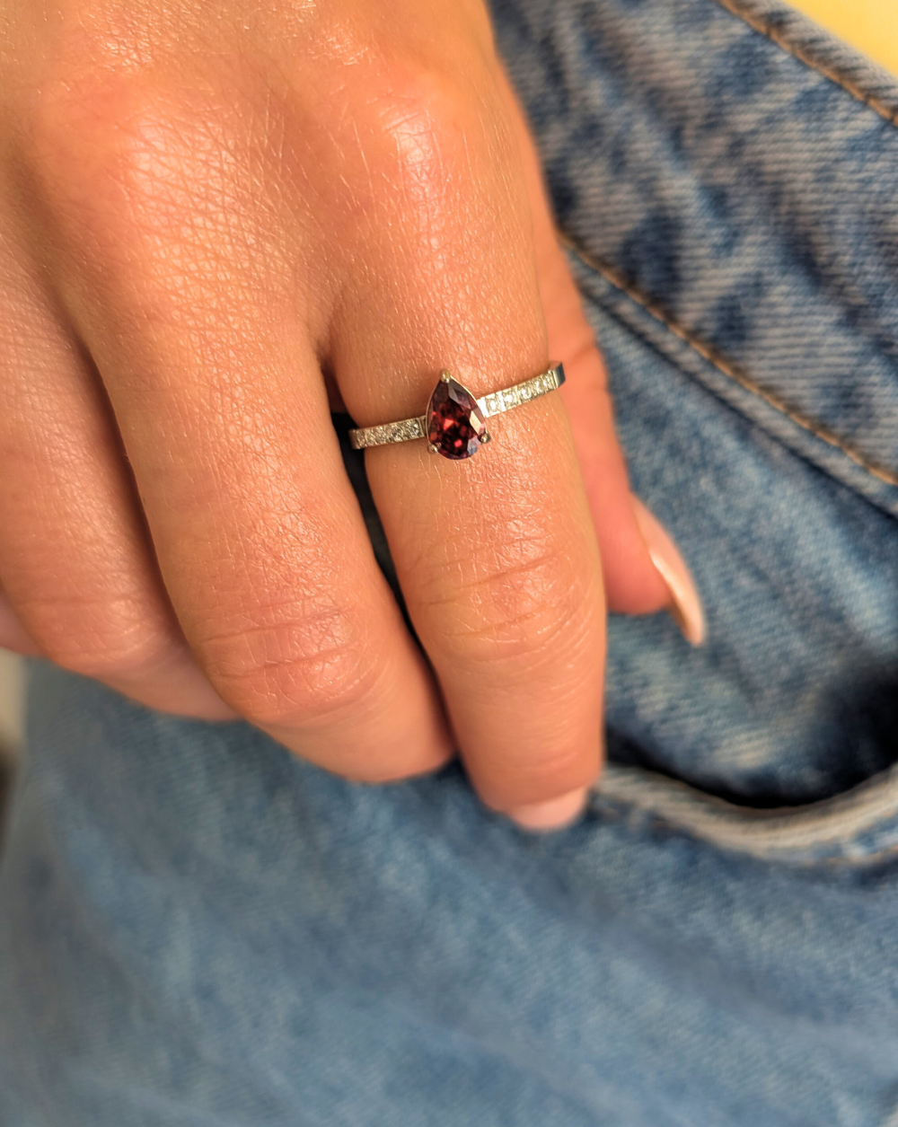 Prstan iz nerjavečega jekla z bordo kapljičastim kamnom in vrstico kristalov – eleganten kos iz trgovine Patrizia Ljubljana.