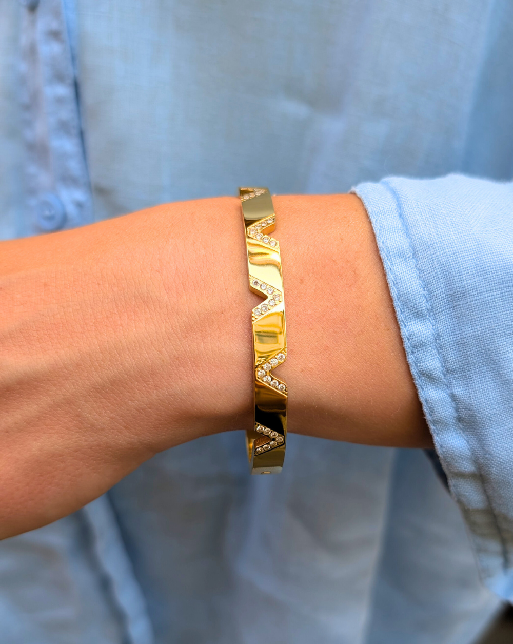 Armband aus Edelstahl mit Zickzackmuster und Kristallreihen - ein gewagtes und glänzendes Modeaccessoire von Patrizia Ljubljana.