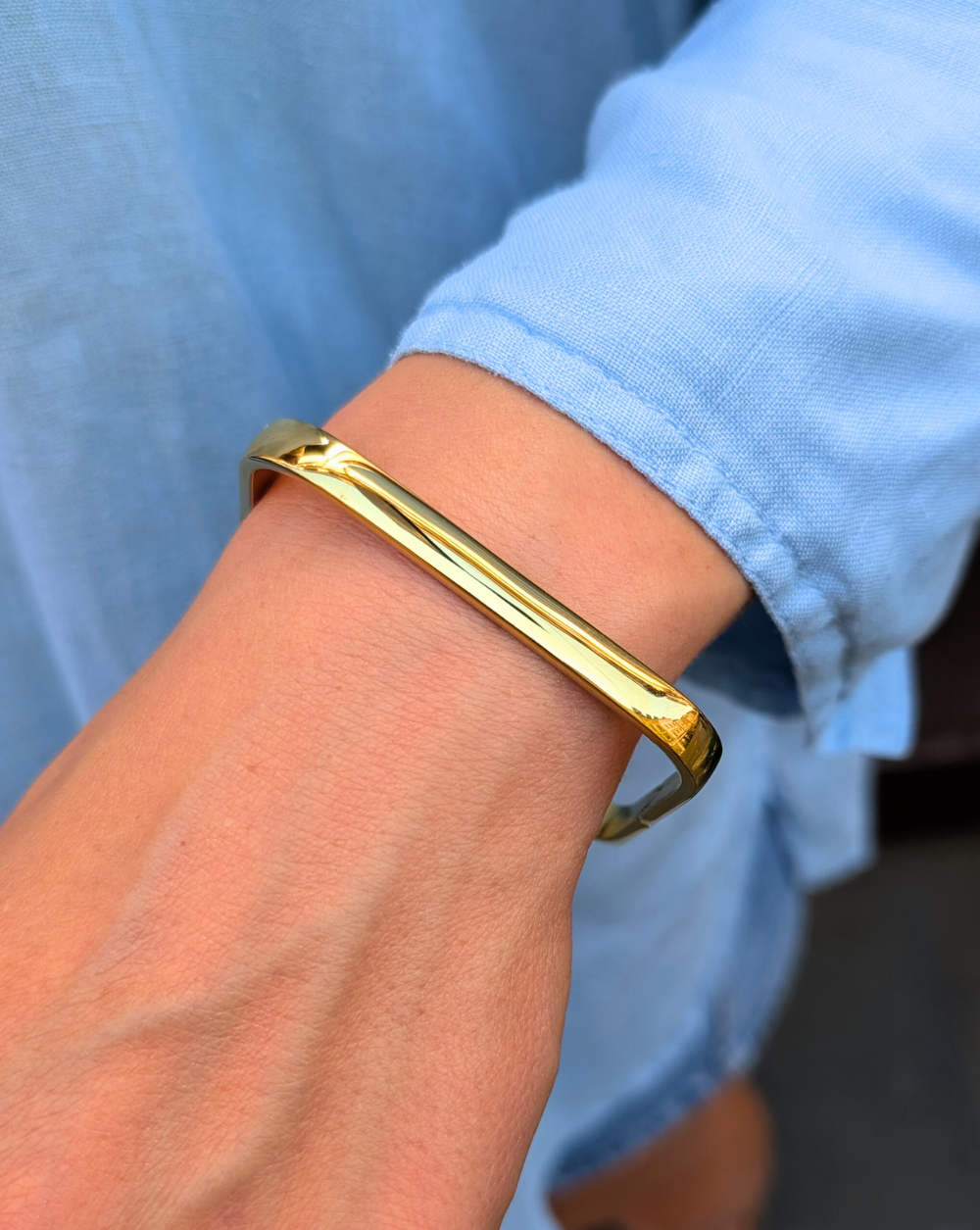 Armband aus Edelstahl mit gerader, glänzender Linie und geometrischer Form - ein modernes Stück von Patrizia Ljubljana.