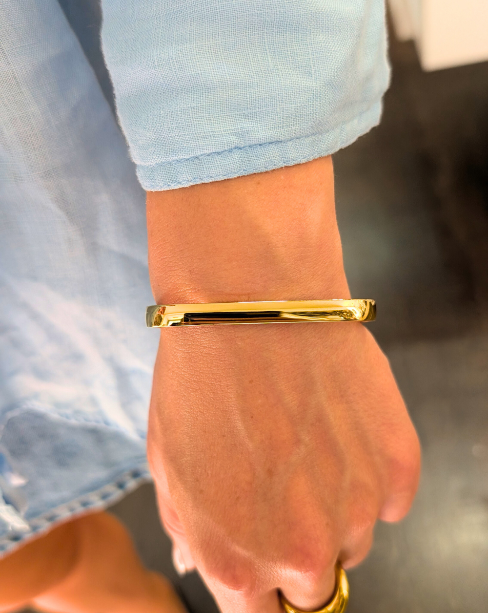 Armband aus Edelstahl mit gerader, glänzender Linie und geometrischer Form - ein modernes Stück von Patrizia Ljubljana.