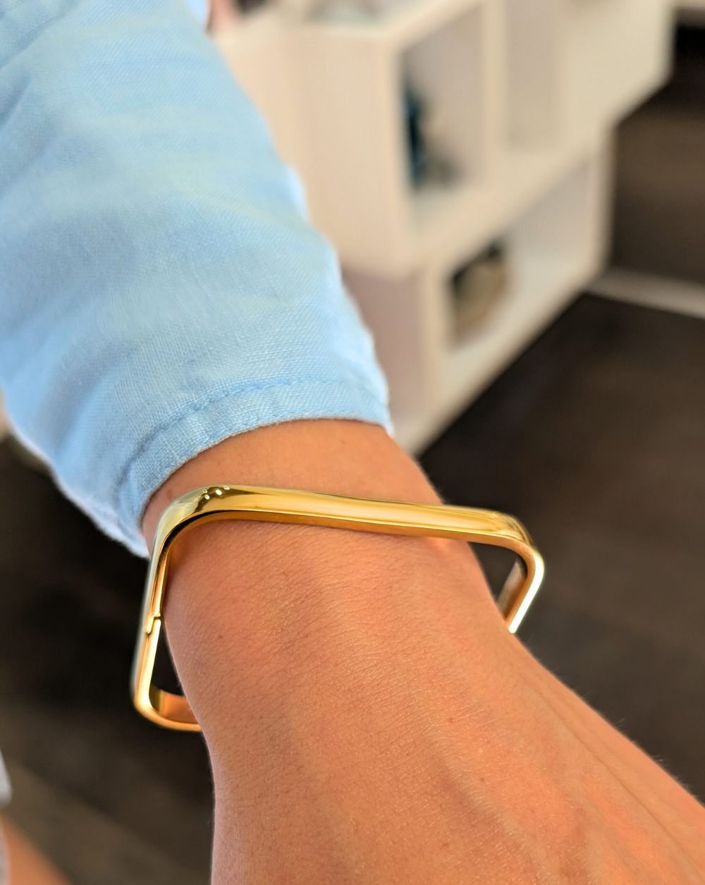 Elegantes Armband mit moderner quadratischer Form und glänzender Metalloberfläche - ein minimalistisches Stück aus der Kollektion Patrizia Ljubljana.