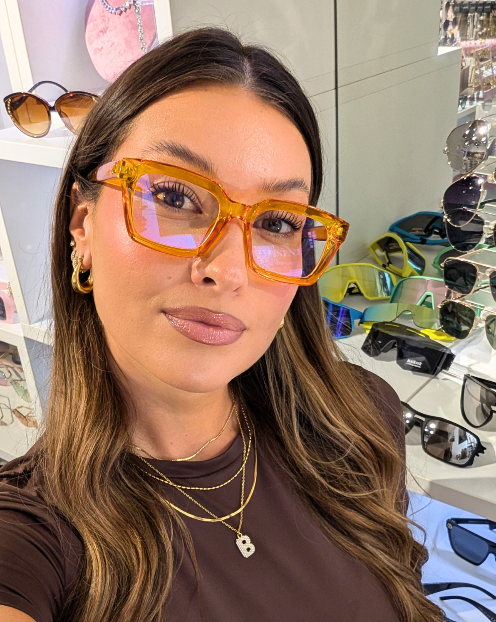 Bernsteinfarbene Modebrille mit UV400-Schutz und klaren Gläsern - stilvolle Modebrille von Patrizia Ljubljana.