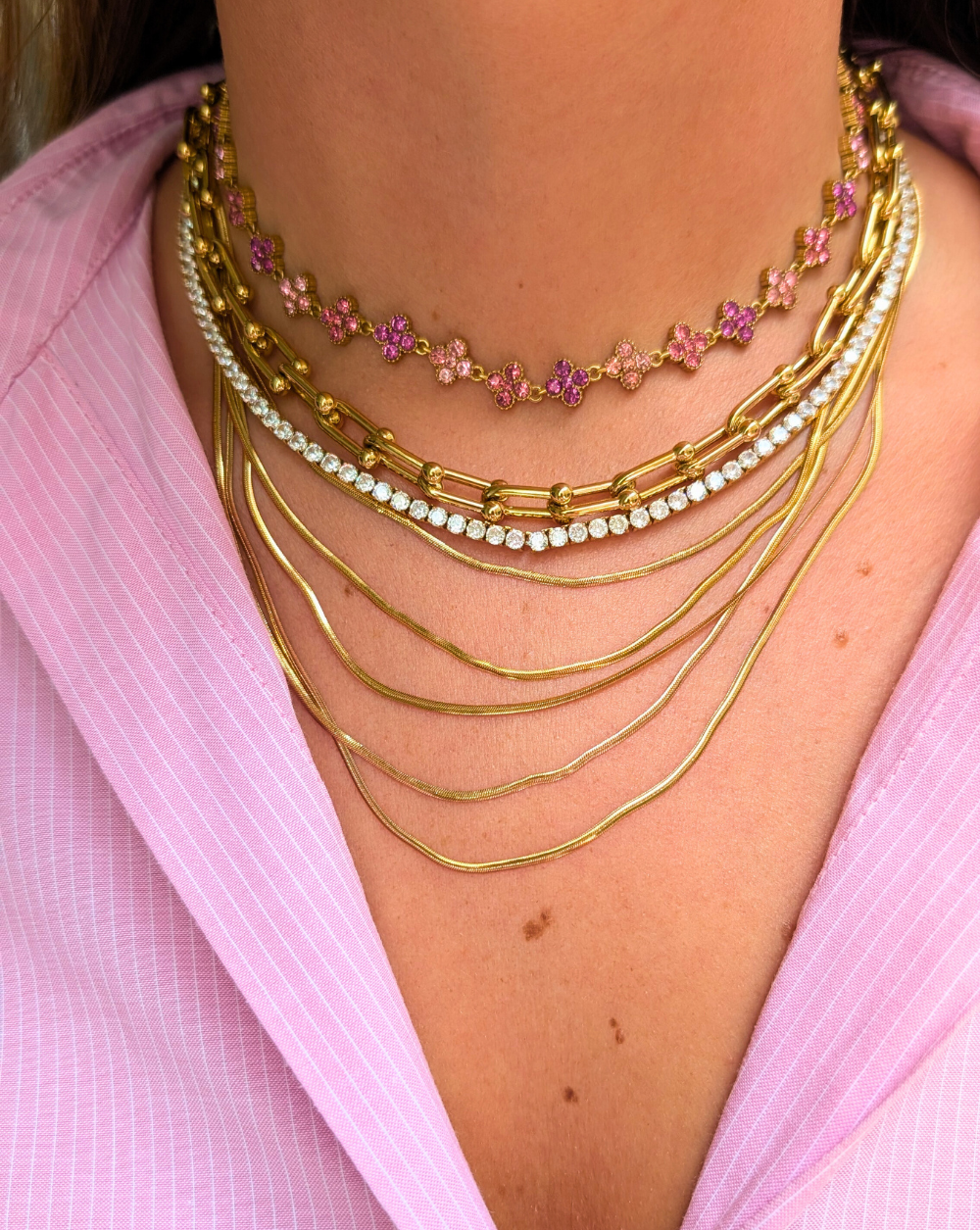 Kombinacija verižic iz nerjavečega jekla z več plastmi, kristali in cvetličnimi motivi – Trgovina Patrizia Ljubljana