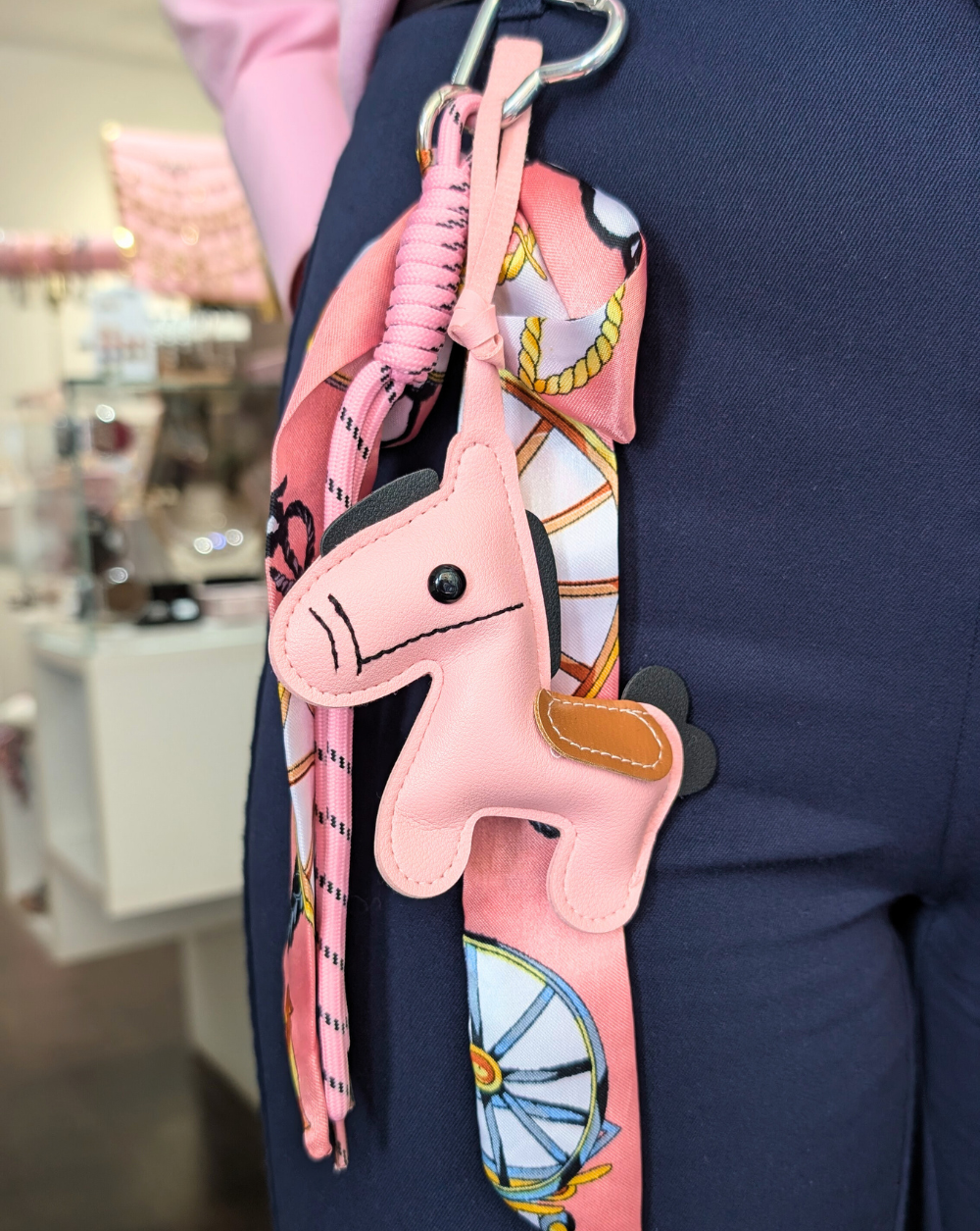 Obesek za torbico HORSE na hlačah Trgovina Patrizia Ljubljana