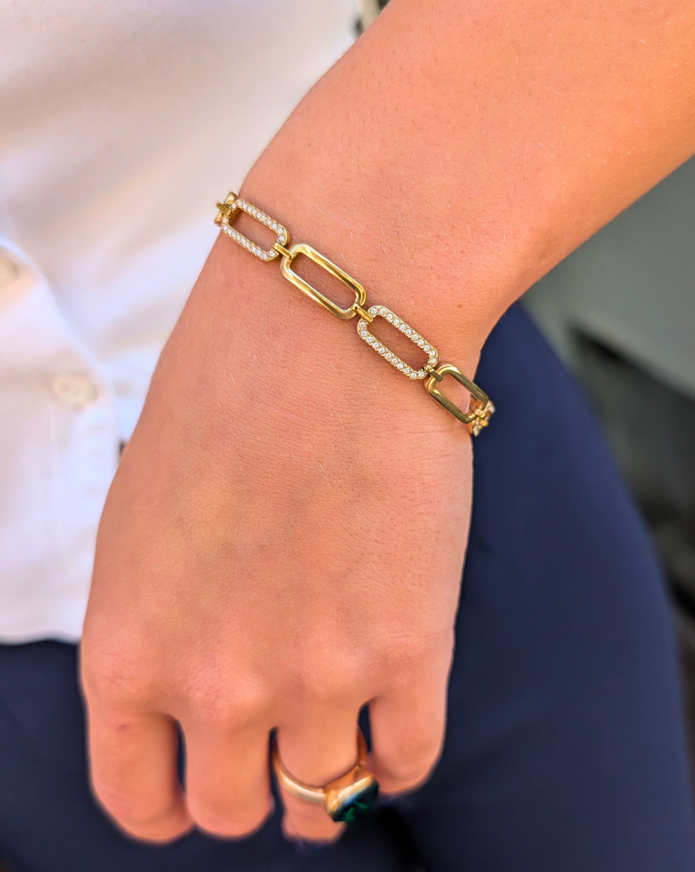 Das LINK Fashion Armband in Gold ist ein Modetrend für 2025, den Sie bei Patrizia Ljubljana finden können