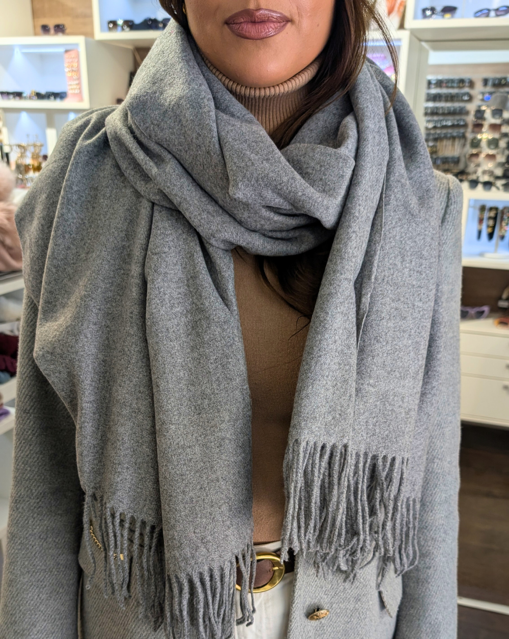 Weicher Strickschal aus 100% Viskose in grau - Trgovina Patrizia Ljubljana