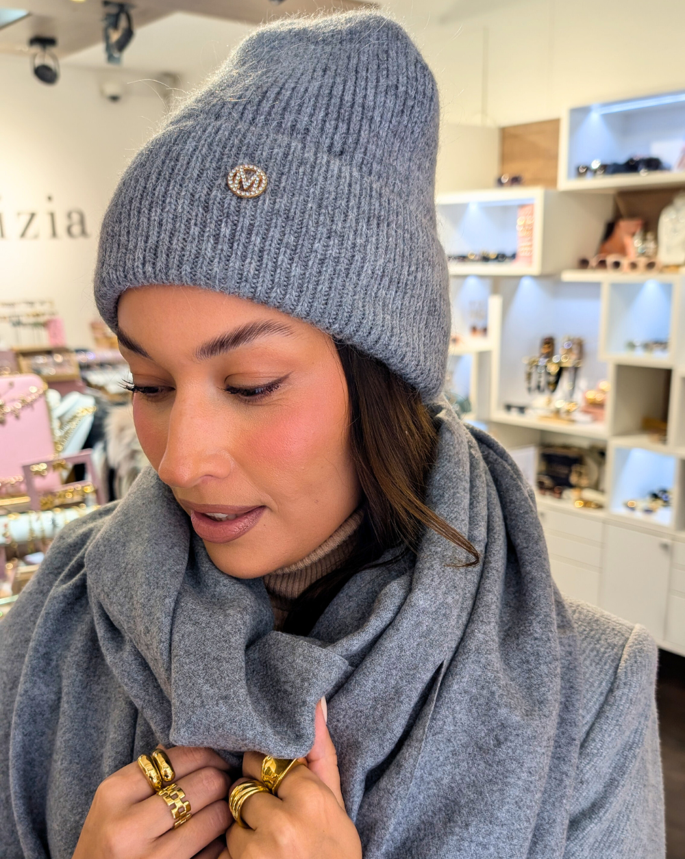 WINTER CHARM Mütze aus weichem grauem Strick mit goldenem Emblem - Trgovina Patrizia Ljubljana