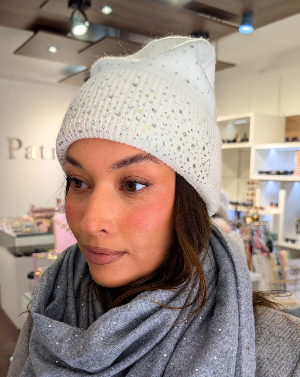 CRYSTALS Mütze mit Kristallen in Weiß - Trgovina Patrizia Ljubljana
