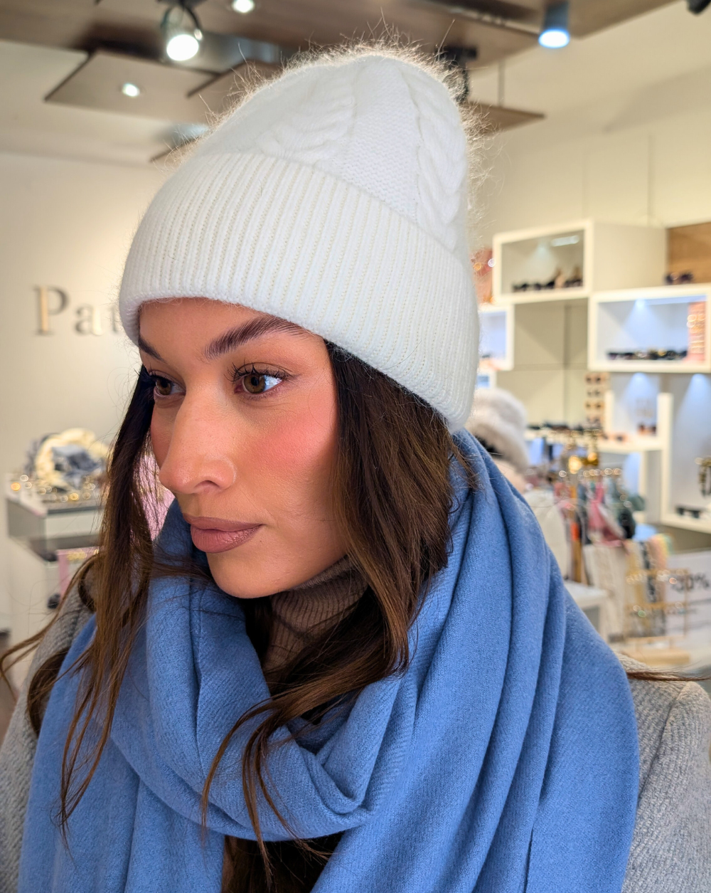 Weiße Wintermütze mit markantem, elegantem Strickmuster Patrizia Ljubljana shops