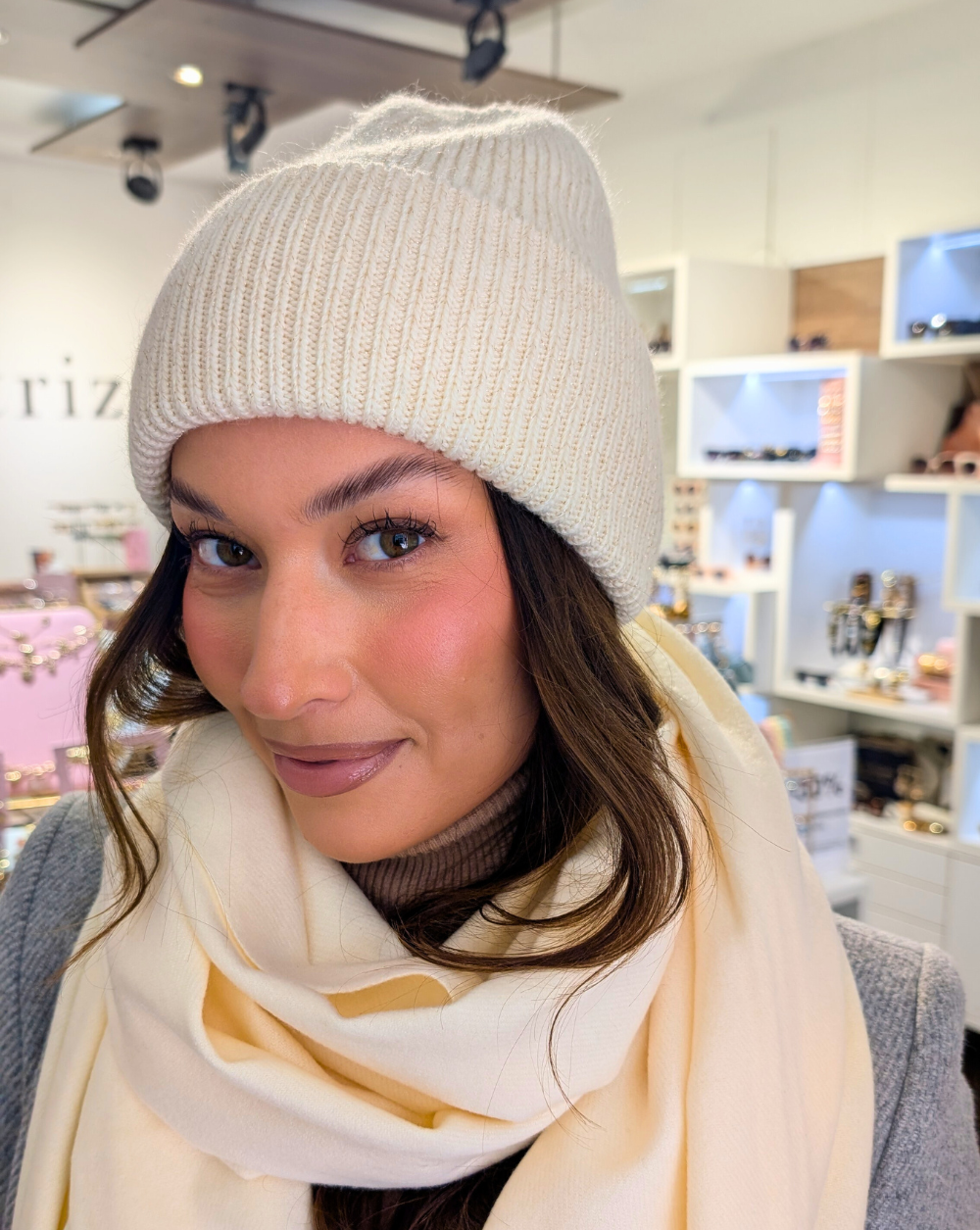 SHINE Mütze mit glänzenden Fäden in Creme - Trgovina Patrizia Ljubljana