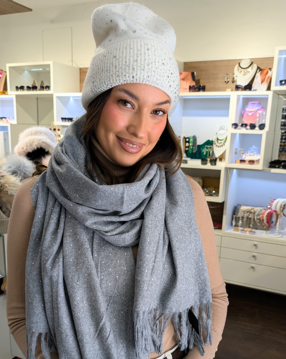 SPARKLE Schal in Grau mit kleinen Kristallen verziert - Trgovina Patrizia Ljubljana