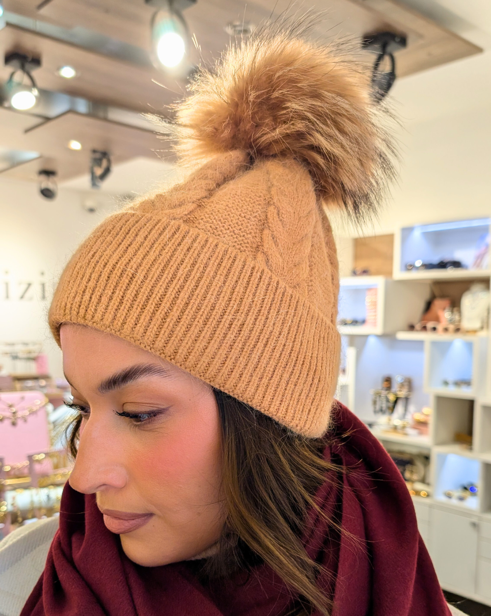 Strickmütze mit Krempe in einem eleganten Braunton - Trgovina Patrizia Ljubljana