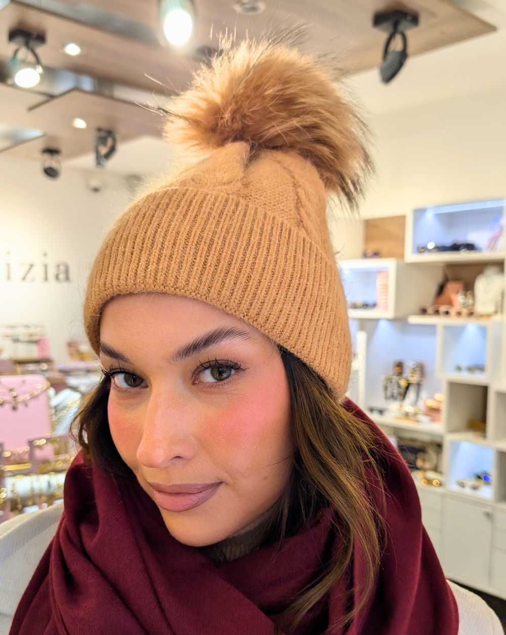 Strickmütze mit Krempe in einem eleganten Braunton - Trgovina Patrizia Ljubljana