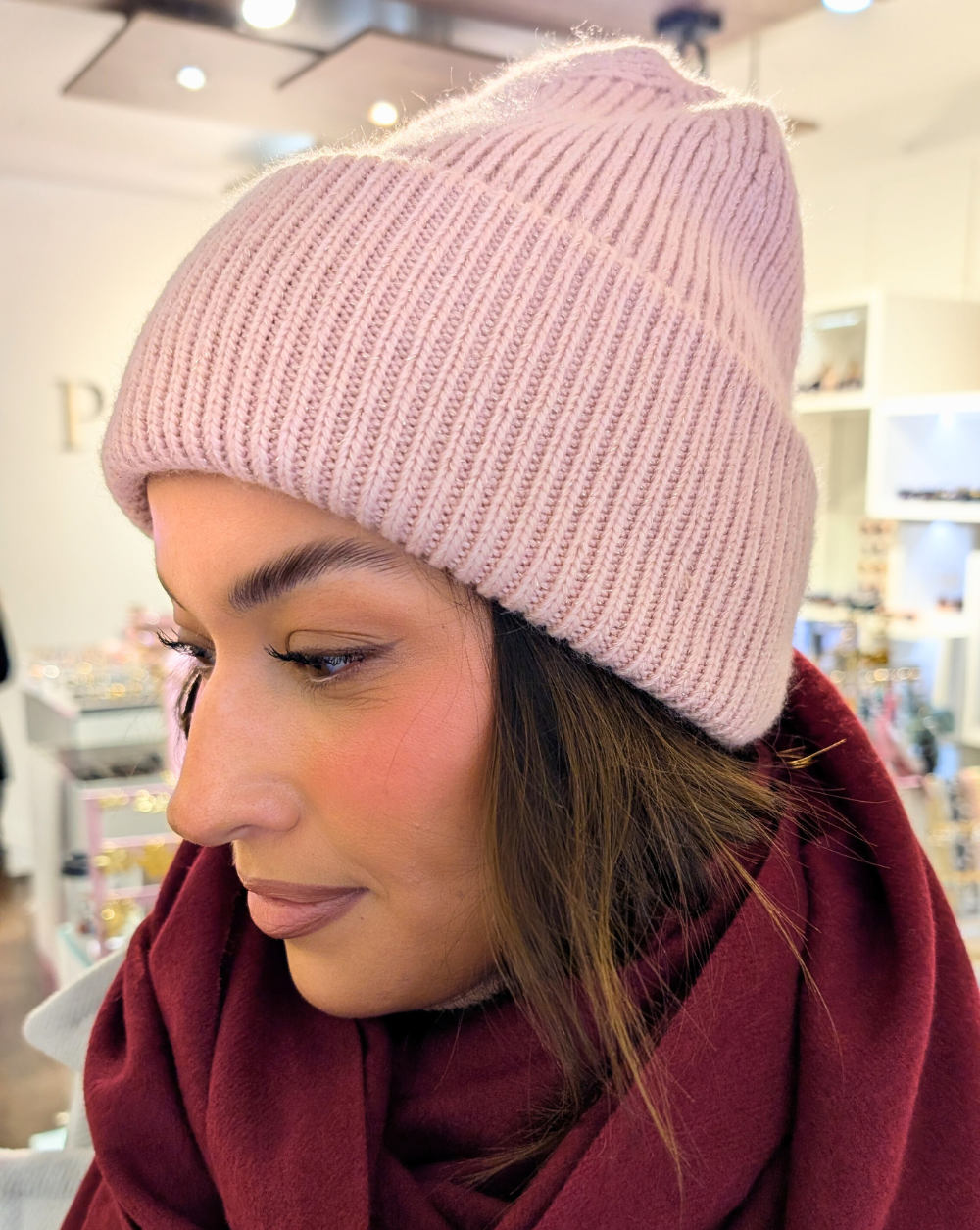 Weiche und warme Mütze in rosa, mit zarten glitzernden Fäden durchwirkt - Trgovina Patrizia Ljubljana