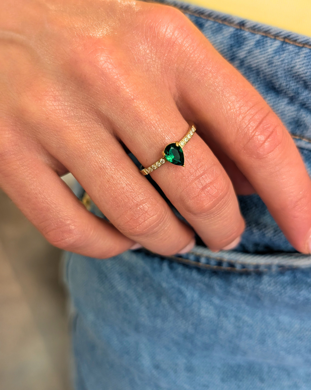 Prstan iz nerjavečega jekla z zelenim kapljičastim kamnom in vrstico kristalov – eleganten kos iz trgovine Patrizia Ljubljana.