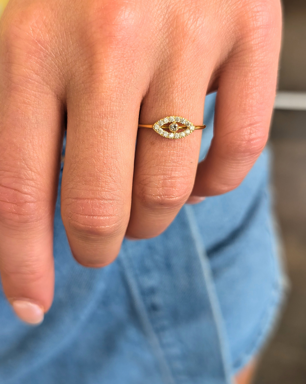 Ring mit dem Motiv eines schützenden Auges, umgeben von Kristallen - ein modernes und symbolisches Stück von Patrizia Ljubljana.