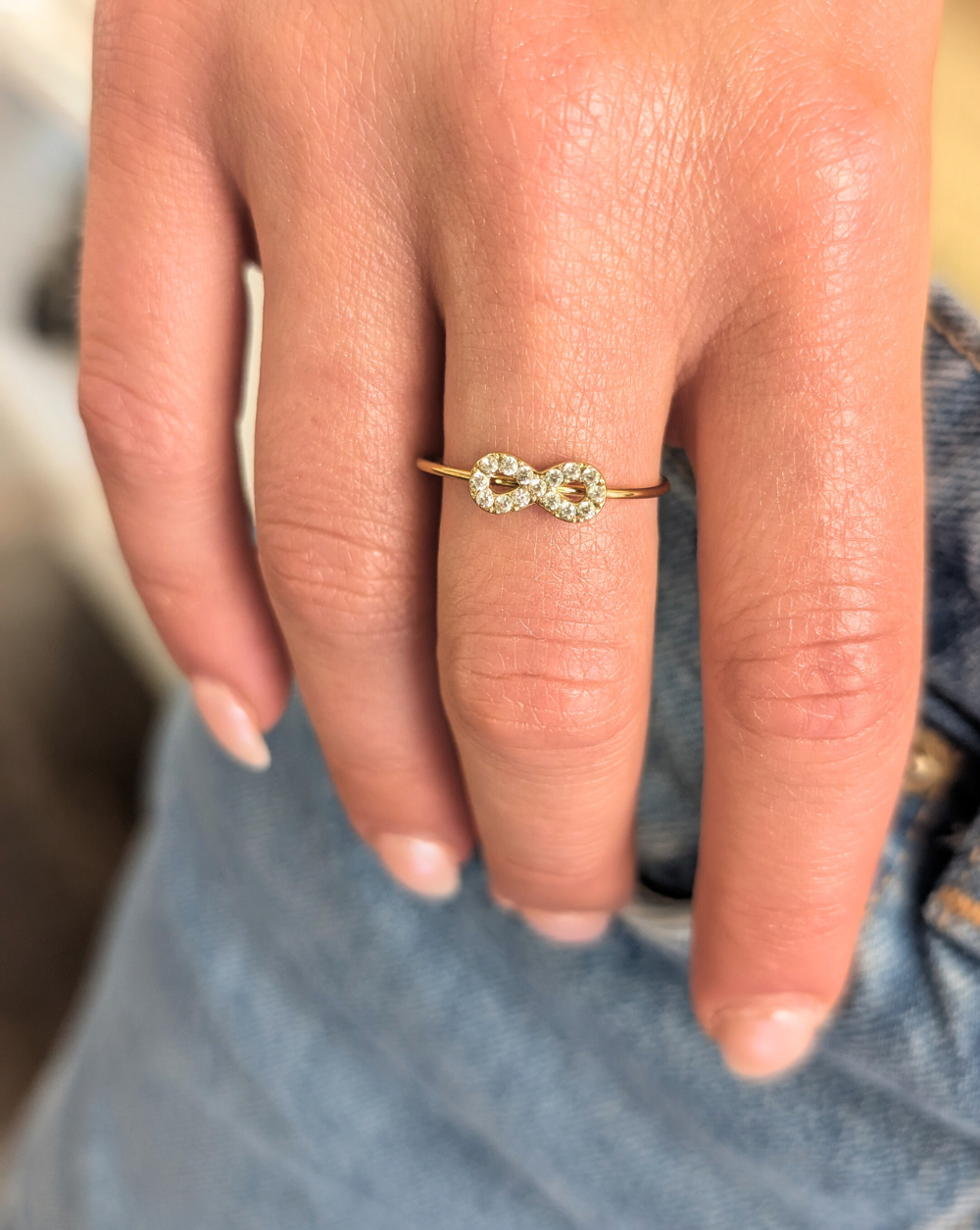 Ring mit Unendlichkeitsmotiv, besetzt mit Kristallen - ein symbolisches und elegantes Stück von Patrizia Ljubljana.
