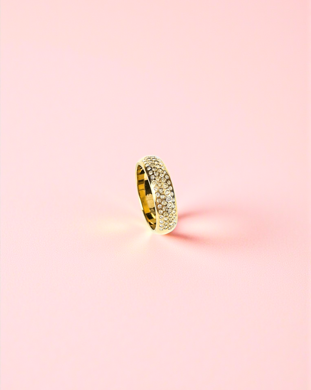 Ring LUMI BAND mit Pavé-Kristallen auf rosa Hintergrund - Trgovina Patrizia Ljubljana Trgovina Patrizia .