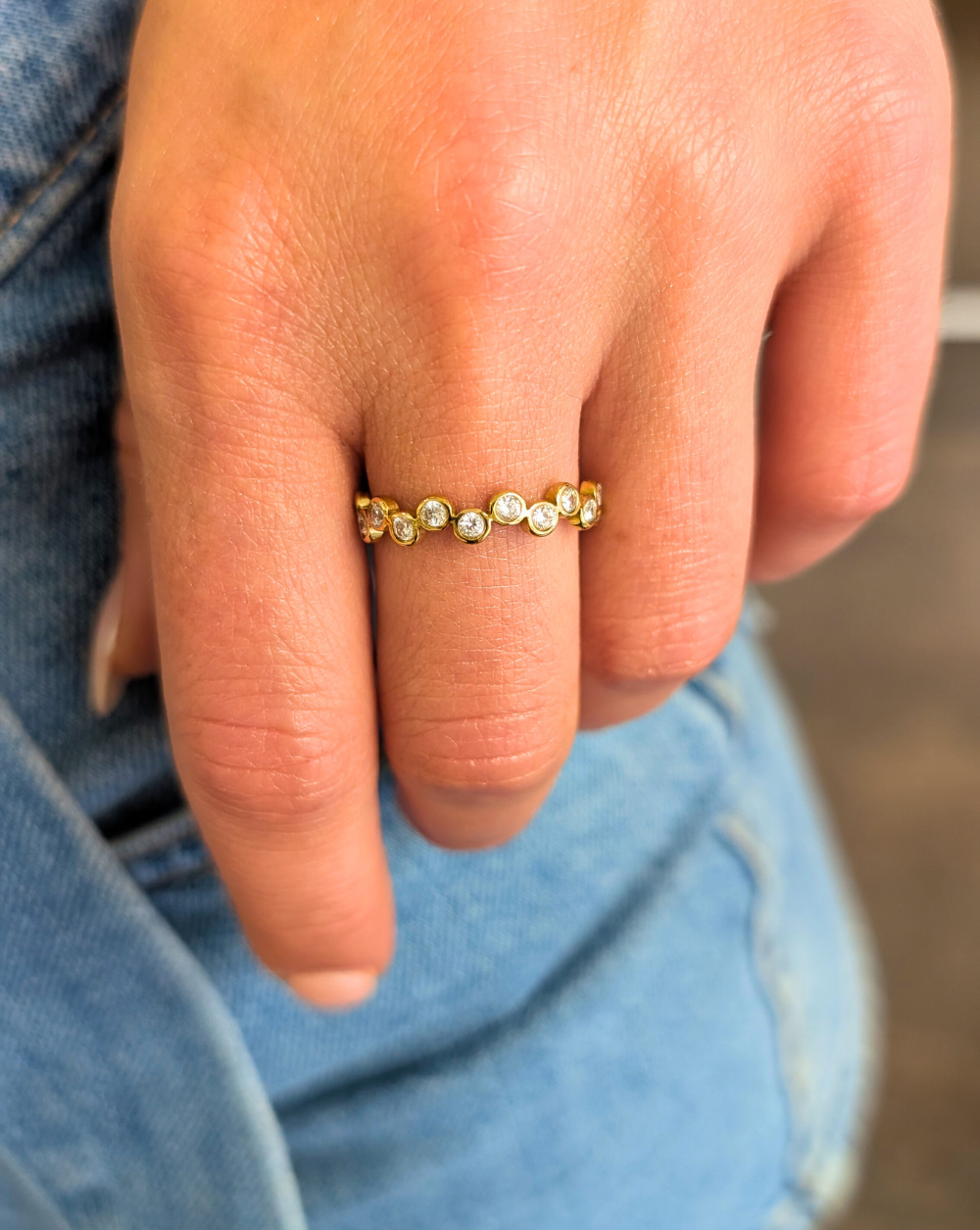 Ring mit einer Reihe von runden Zacken und Kristallen - ein zartes Stück von Patrizia Ljubljana.
