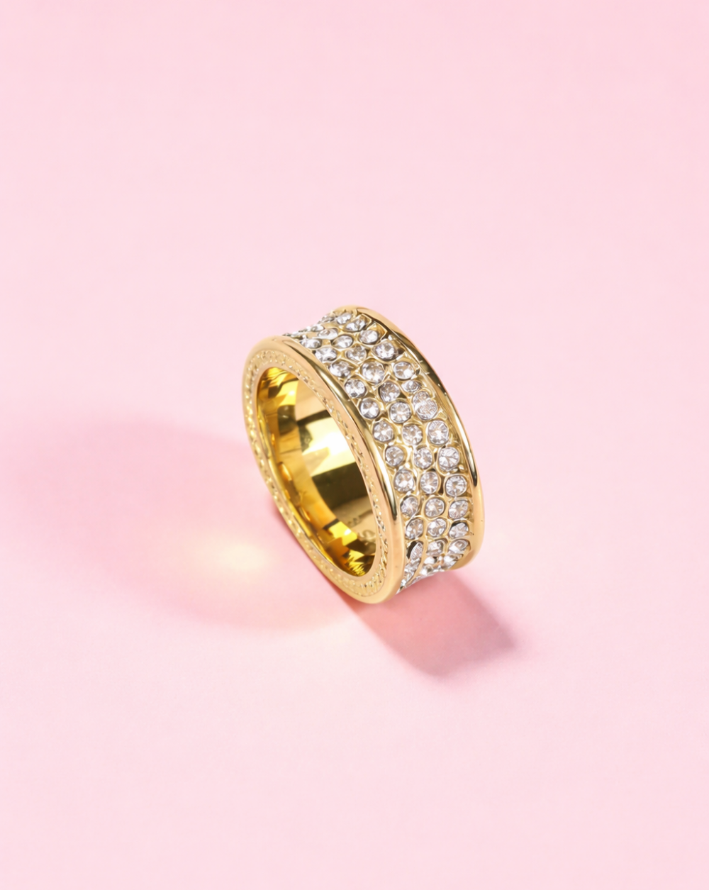 Ring OBSESSION aus rostfreiem Stahl, Breit , fotografiert auf rosa Hintergrund - Trgovina Patrizia Ljubljana.