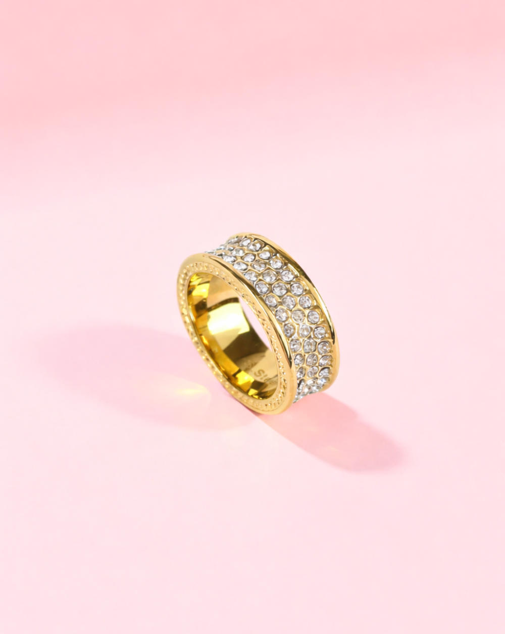 Ring OBSESSION aus rostfreiem Stahl, Breit , fotografiert auf rosa Hintergrund - Trgovina Patrizia Ljubljana.