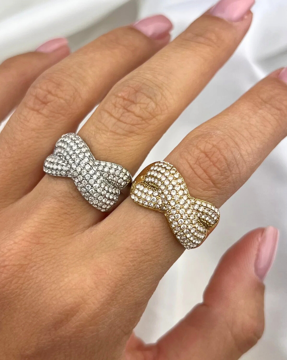 Ring PAVÉ WAVE aus Edelstahl mit gewelltem Pavé-Muster an der Hand des Modells - Trgovina Patrizia Ljubljana.