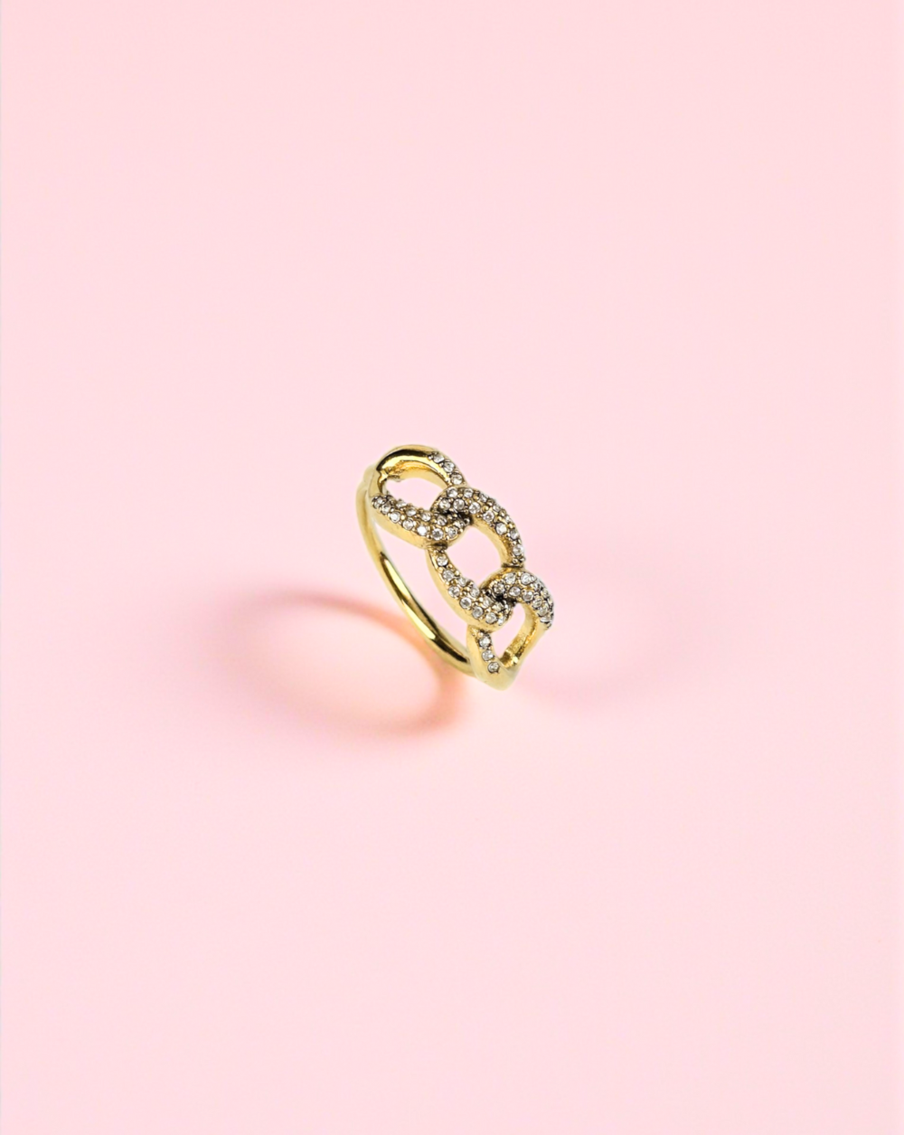 Ring PAVÉ CHAIN mit chain auf rosa Hintergrund - Trgovina Patrizia Ljubljana.