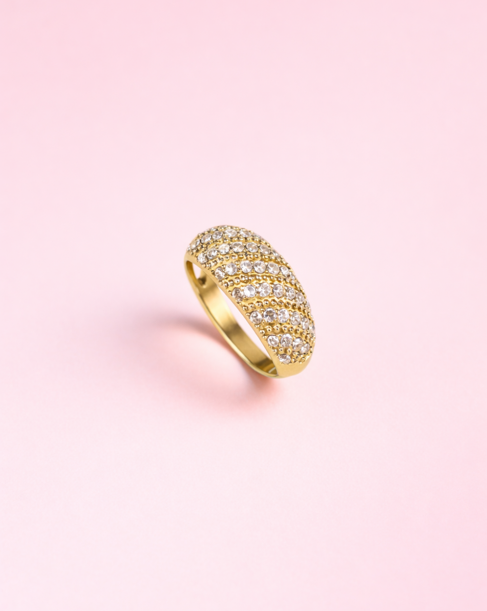 Stainless steel Ring RIBBED with ribbed pavé structure on pink background - Trgovina Patrizia Ljubljana.